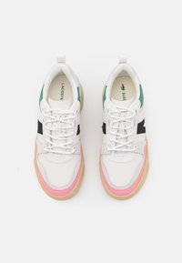 Tenisky Lacoste, bílé s černými, zelenými a růžovými akcenty, s texturovaným designem, šněrováním a gumovou podrážkou.