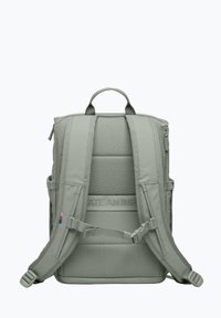 Grauem Rucksack mit gepolstertem Rücken und Trägern, ausgestattet mit einem "CREATE AN IMPACT" Textdetail, einem oberen Griff und Seitentaschen. Glattes, langlebiges Material.