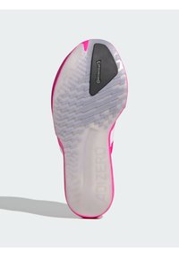 Sko såle med en gjennomsiktig design, fremhevet av rosa aksenter, har et mønstrete grep og en svart Continental gummiseksjon.
