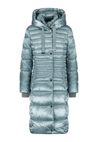 Abrigo largo puffy en color teal con capucha, presenta un diseño acolchado, cordones grises y puños de canalé. Botones que recorren la parte delantera.