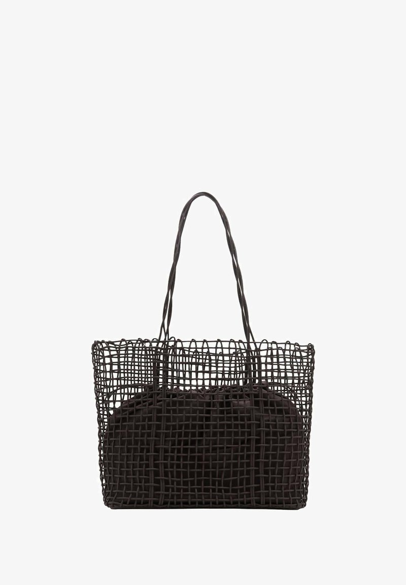 Sac fourre-tout tissé noir avec un design de grille structuré. Doté d'une doublure intérieure douce et sombre et de longues poignées arrondies pour le transport.