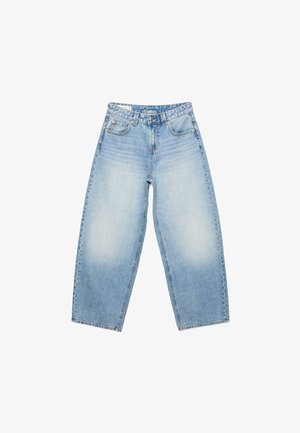Hellblaue, hoch taillierte Jeans mit weitem Bein, vorderen Taschen, Knopfverschluss und ausgewaschenen Stellen an den Oberschenkeln, flach auf einem weißen Hintergrund ausgelegt.