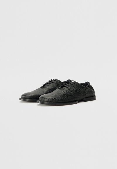 The Antipode Paeltega jalanõud - black