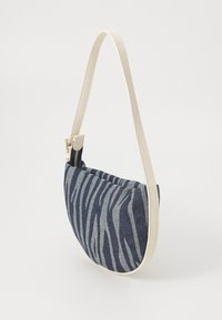 Borsa a forma di cupola con corpo in tessuto blu a strisce zebrate e tracolla in pelle color crema, dotata di chiusura a zip e texture morbida.
