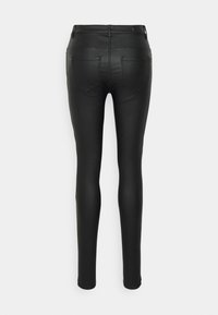 Calças skinny de imitação de couro pretas com uma textura suave, cintura alta e dois bolsos traseiros. Apresenta um ajuste justo e detalhes de costura mínimos.