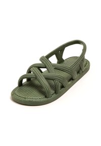 Grüne Sandale aus geflochtenem synthetischem Material, mit kreuzförmigen Riemen und offenem Design. Texturierte Fußbett und flache Sohle.