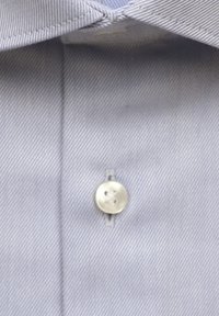 Lyseblå og hvit stripete skjorte med en glatt tekstur, brettet krage og en enkelt sølv knapp nær kragen.