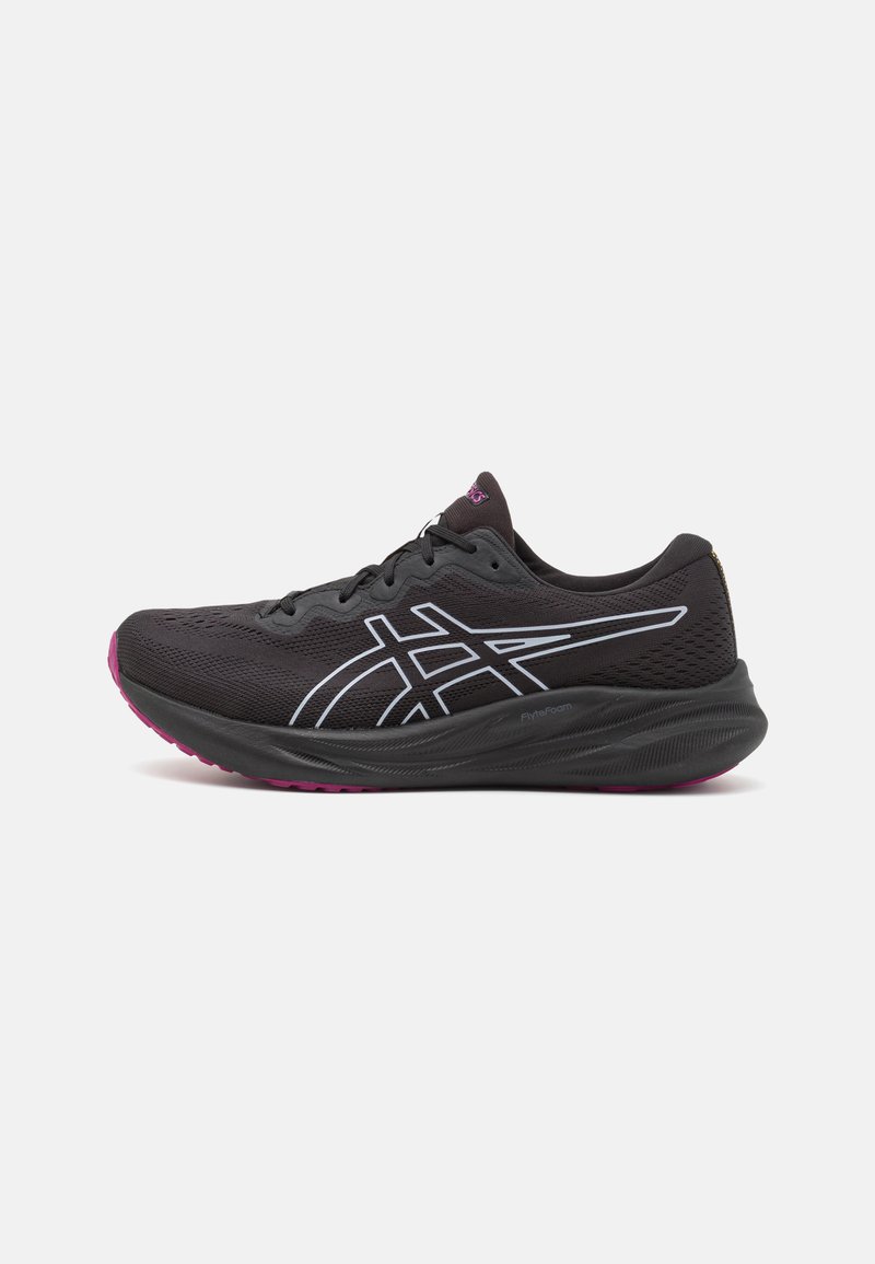 Chaussure de sport noire avec tige en mesh, accents blancs et semelle rose. Présente un design épuré et un laçage.