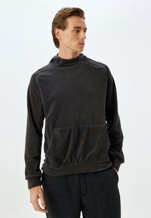 Fleece hoodie i mørkegrå, med høj krave, frontlomme og ribbede manchetter. Teksturstof med en afslappet pasform.