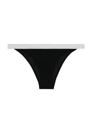 Fekete bikini alsó, széles, egyenes fehér derékpánttal, fehér háttéren laposan elhelyezve.