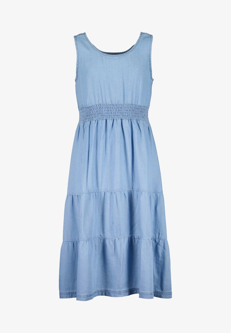 Robe midi sans manches bleu clair avec taille smockée et jupe à volants, confectionnée dans un tissu denim doux.