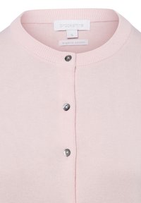 Cardigan rose clair en coton biologique avec un col rond, une texture côtelée et trois boutons métalliques sur le devant.