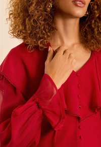 Love & Roses CAPELET NOTCH NECK LONG SLEEVE - Užsagstoma palaidinė - red