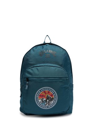 Teal Billabong rygsæk med front lynlåslomme og rund patch med bjerge, sol og teksten "Billabong Adventure Division Since 1973."