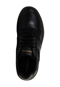 Scarpa sportiva nera in pelle con punta arrotondata, sei fori per i lacci e branding dorato sulla linguetta. Texture liscia e design minimalista.