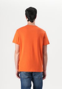 Tommy Jeans SLIM ESSENTIAL FLAG TEE - Print T-shirt - voyager orange
