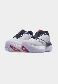 Ζευγάρι λευκά και ναυτικά παπούτσια τρεξίματος με κόκκινες λεπτομέρειες, άνω μέρος από διαπνέον δίχτυ, μαλακές μεσαίες σόλες και πατημένες λαστιχένιες εξωτερικές σόλες.