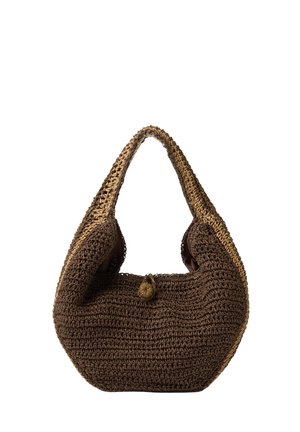 Sac à bandoulière tissé marron avec une base arrondie et une fermeture à bouton en boucle au centre supérieur.
