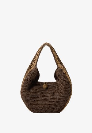 Borsa a spalla intrecciata marrone con base arrotondata e chiusura a bottone ad anello al centro superiore.