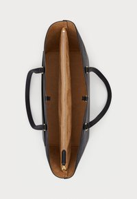 Borsa a tracolla nera in pelle con interni marroni, presenta un comparto centrale con zip e due tasche laterali. Texture liscia con una forma strutturata.