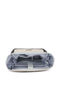 Sac à dos beige clair et noir avec un dessus ouvert, mettant en valeur un intérieur gris spacieux, plusieurs compartiments et une poche zippée.