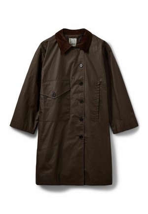 Tmavohnedý kabát s gombíkovou légou vpredu, veľká klopová kapsa na ľavej strane, vertikálna dlhá kapsa na pravej strane a kontrastný manšestrový golier.