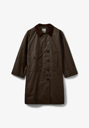Donkerbruine jas met knopen aan de voorkant, een grote klepzak aan de linkerzijde, een verticale steekzak aan de rechterzijde en een contrasterende ribfluwelen kraag.