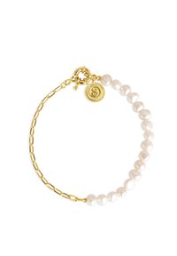 Goldene Kettenarmbänder mit unregelmäßig geformten weißen Perlen und einem goldenen Anhänger mit einem prägenden Design. Die Hardware umfasst einen Karabinerverschluss.