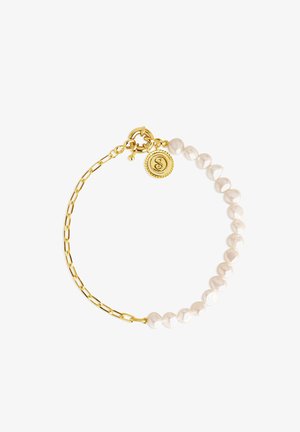 Guldhalsband med oregelbundet formade vita pärlor och en guldberlock med prägling. Utrustningen inkluderar en kräftklämma.