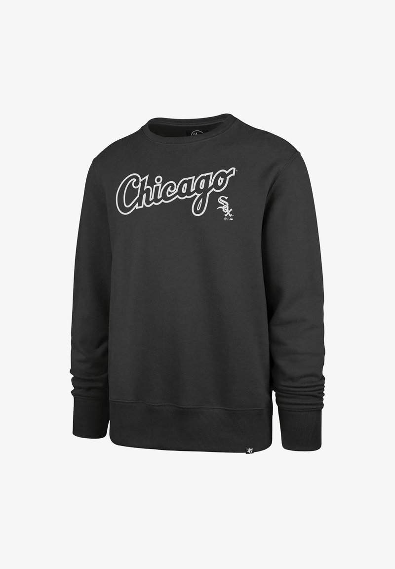 Sudadera negra con la palabra "Chicago" en script blanco, y con un pequeño logotipo de los White Sox. Tiene un cuello redondo y puños acanalados.