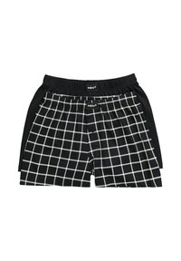 Boxer da uomo con un motivo a griglia bianco e nero, dotati di una cintura elastica e di un tessuto morbido, impilati per la visualizzazione.