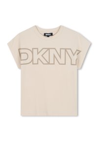 Camiseta de algodón beige de manga corta, con un gran y audaz logo de DKNY en un beige más oscuro. Diseño de cuello redondo, ajuste relajado.