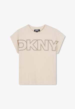 Camiseta de algodón beige de manga corta, con un gran y audaz logo de DKNY en un beige más oscuro. Diseño de cuello redondo, ajuste relajado.