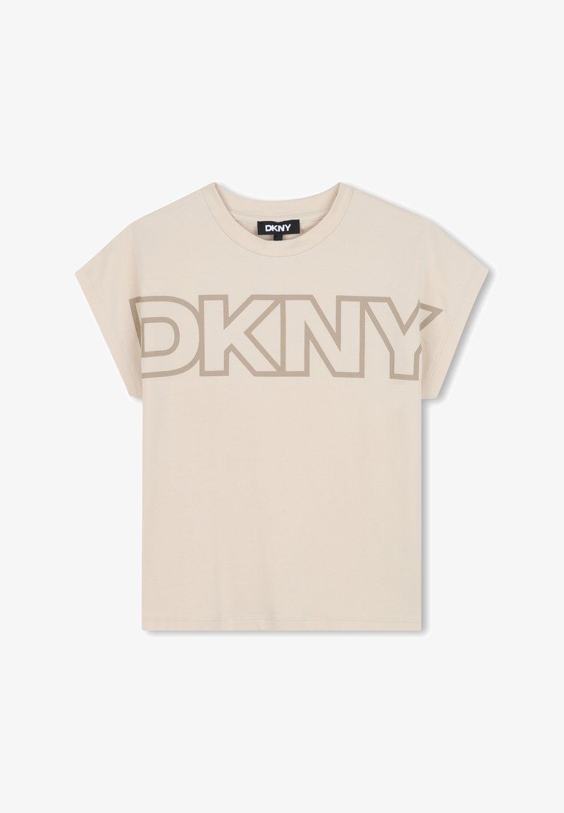 Camiseta de algodón beige de manga corta, con un gran y audaz logo de DKNY en un beige más oscuro. Diseño de cuello redondo, ajuste relajado.