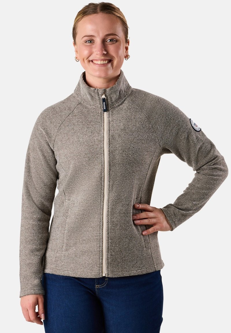 Giacca in pile taupe con zip, caratterizzata da un motivo testurizzato, colletto alto e tasche laterali. Presenta una toppa con logo sulla manica sinistra.