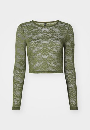 Olijfgroen, lange mouwen, cropped top van kant, met bloemenpatronen en een ronde halslijn met een effen rand. Doorzichtige textuur door het geheel.