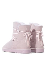 Stivaletti alla caviglia in suede rosa con fodera in pelliccia sintetica, dotati di lacci frontali, punta arrotondata e suola piatta in gomma con bordo testurizzato.