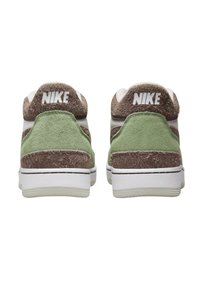 Tenisky Nike mají svrchní část z hnědé a zelené semišové kůže s bílými akcenty, polstrovaný límec a strukturovanou gumovou podešev.