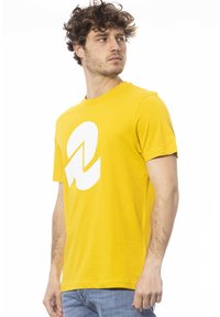 INVICTA T-shirt print - yellow
