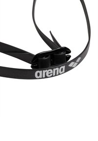Svart simglasögonrem med justerbar svart hårdvara, prydd med vit "arena" logotyp och slät texturerad yta.