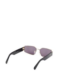 Gafas de sol angulares con lentes morados, montura de metal dorado y patillas de plástico negro. Incluyen almohadillas nasales para mayor comodidad y un ajuste seguro.