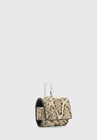 Mini torba w wzór wężowej skóry, z teksturowanej beżowej i czarnej skóry, z prostokątnym metalowym zapięciem w kolorze srebrnym i klapką.