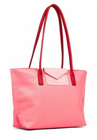 Sac fourre-tout rose avec une finition lisse et texturée, doté de deux poignées rouges et d'une accent triangulaire sur le devant. Sangles ajustables incluses.