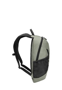 Rucksack aus mattem grünen Stoff mit schwarzem Netzfach. Verfügt über verstellbare Träger, einen Reißverschluss und eine strukturierte Form.