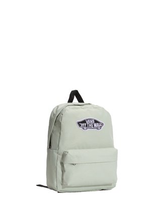 Mochila Vans gris claro con bolsillo frontal con cremallera, asa negra y parche con el logo de Vans en la parte delantera.