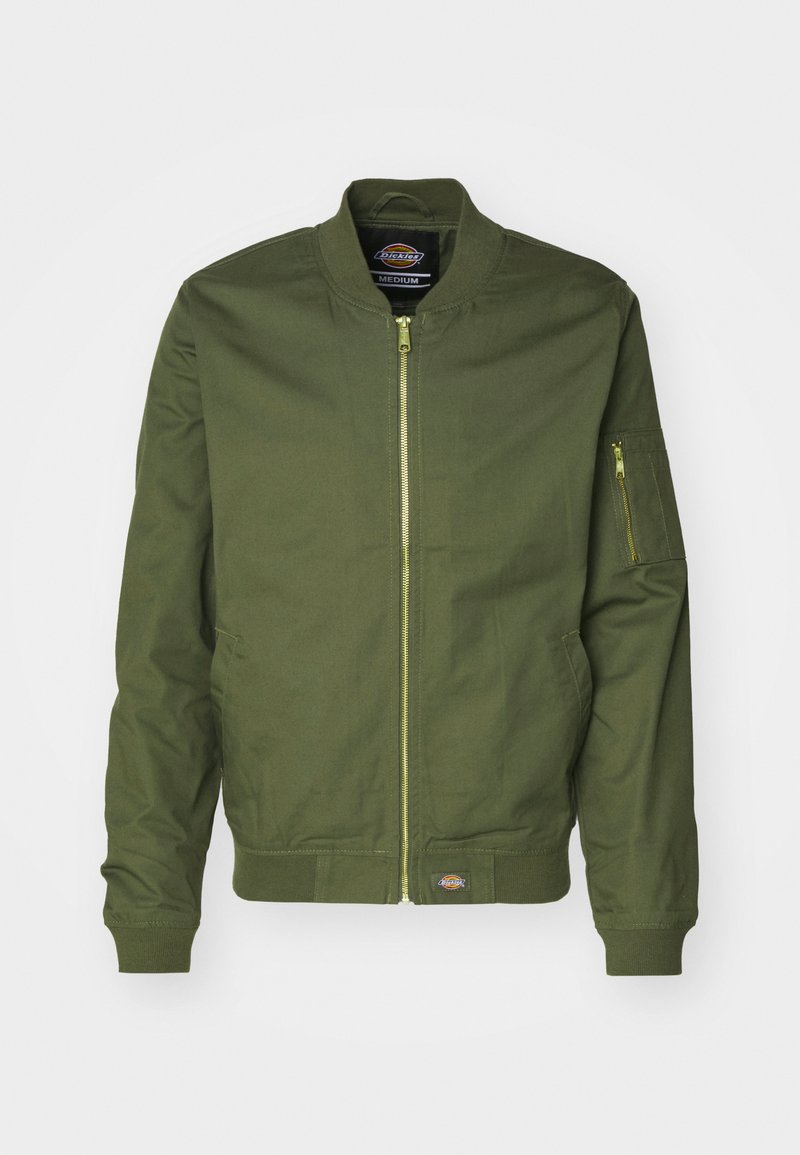Veste bomber vert olive avec fermeture éclair à l'avant, poignets et ourlet côtelés. Présente une poche zippée sur la manche gauche et un écusson logo à la taille.