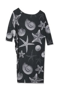 Vestido preto com um corte solto e decote largo, apresentando impressões de conchas e estrelas do mar brancas em vários tamanhos por todo o tecido.