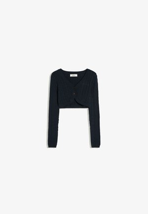Schwarze kurz geschnittene Strickjacke mit Zopfmuster, langen Ärmeln und zwei Knöpfen vorne.