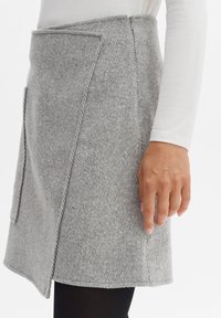 Grauer gestreifter Rock aus strukturiertem Stoff mit seitlicher Tasche und figurbetonter Passform, ausgestattet mit einem sauberen Saum und einer definierten Taille.