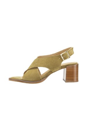 Sandale en daim à brides croisées kaki avec un bout carré et un talon bloc. Dispose d'une boucle réglable pour un ajustement sécurisé.